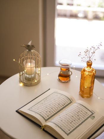 Top view of opened quran on festive table Free Photo