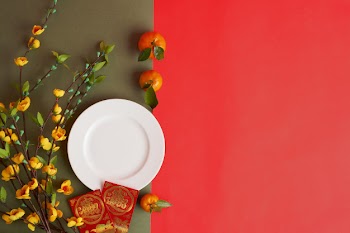 Top view of tet attributes against red background Free Photo