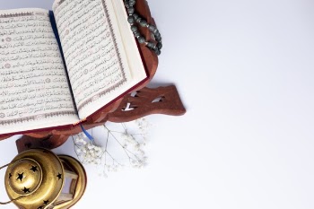 Top view opened quran with copy space Free Photo