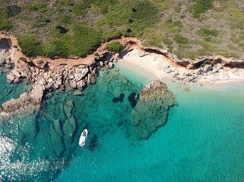 top view photography of boat on body of water