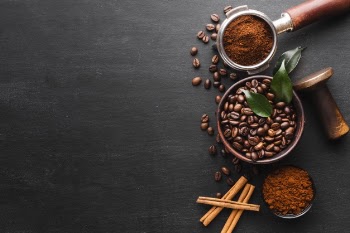 Top view roasted coffee beans with copy space Free Photo