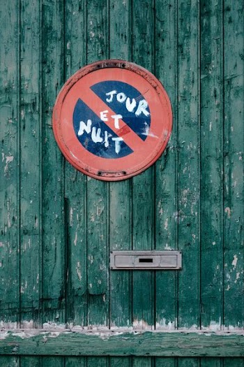 Tour Et Nut signage