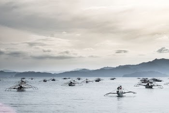 Tourist boats queue up off Sabong | Free Photo - rawpixel