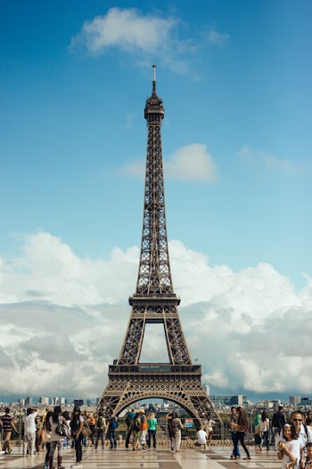  Tourists at Eiffel tower 