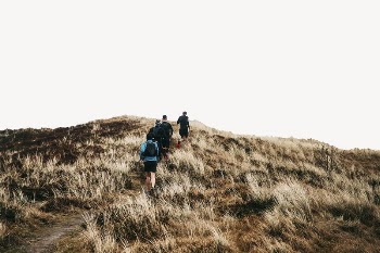Tourists walking on countryside hill | Free PSD - rawpixel
