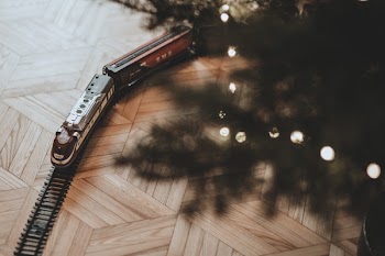 Toy train going around the Christmas tree 2