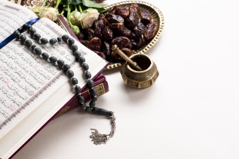 Traditional arabic dates and quran Free Photo