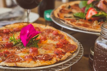 Tray of Pizza Selective-focus Photography