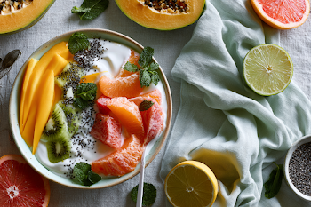 Tropical Fruit Yogurt Bowl: A Sunlit Healthy Breakfast
