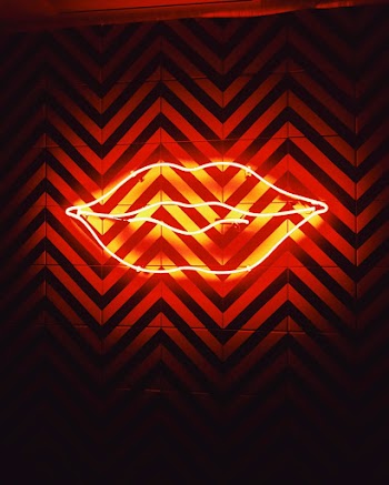 Turned-on Lips Neon Signage
