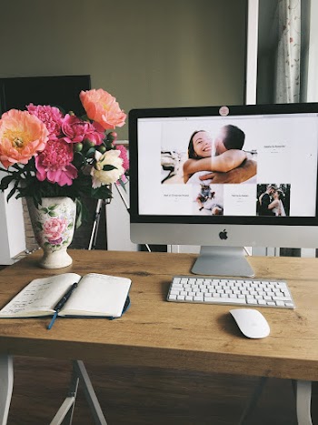 Turned-on Silver Imac Displaying Woman Hugging Man