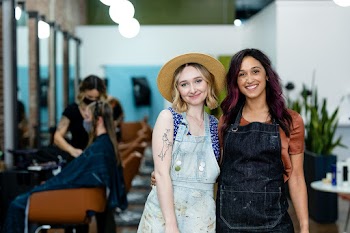 Two beauty business owners welcoming the… | Free stock photo | High Resolution image