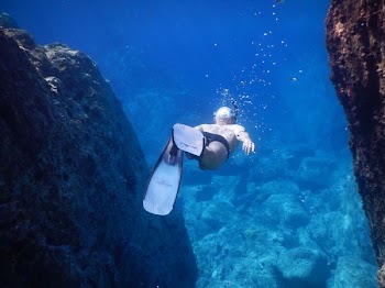 underwater photo of person wearing flippers