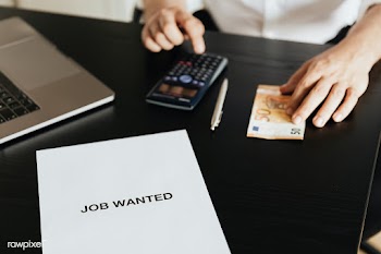 Unemployed man calculating his debt during the COVID-19 pandemic | Free  photo - 2353119