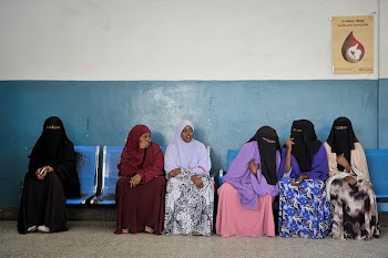 University students wait in Banadir | Free Photo - rawpixel