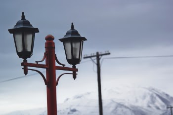 Unlit Red and Black 2-light Lamppost