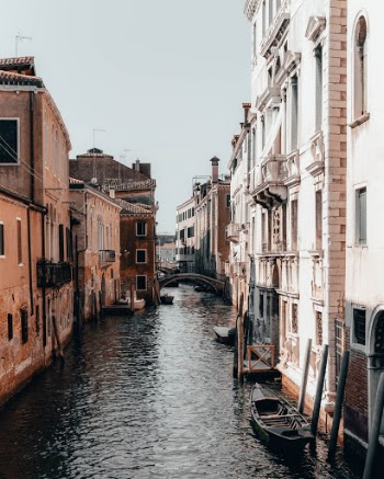 Unsplash ID 4wS4ymklzLQ