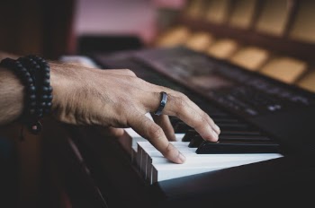 Unsplash ID JMxGk215TjU