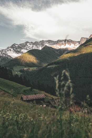 Unsplash ID mH2bGbDmR_Q