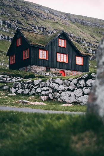 Unsplash ID qGpCIAIJJq8