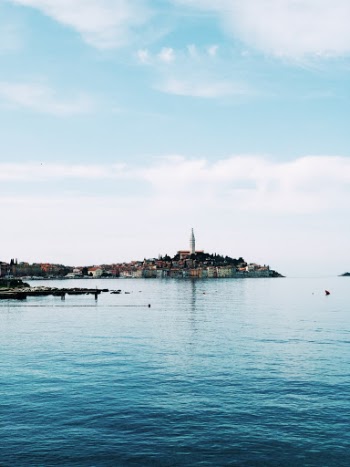 Unsplash ID Uy8qaylqoy0