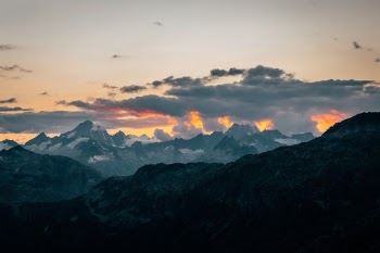 Unsplash ID vPOYZac2hiE