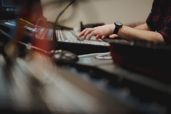 Unsplash ID zfFD5Iza2jM