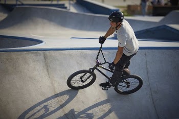 Urban park in Kyiv, Ukrain. | Free Photo - rawpixel