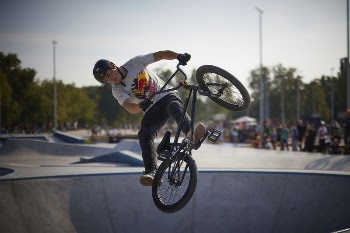 Urban park in Kyiv, Ukrain. | Free Photo - rawpixel