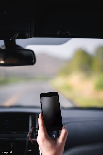 Using phone while driving | Free stock photo - 1198836