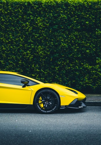 Usually not a big fan of stark bright yellows, but for the Aventador 50 Anniversario I'll make an exception.