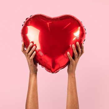 Valentines heart balloon held by a person | Free stock photo | High Resolution image