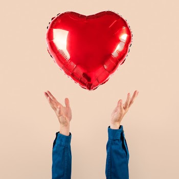 Valentines heart balloon held by a person | Free stock photo | High Resolution image