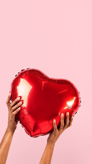 Valentines heart balloon held by a person | Free stock photo | High Resolution image