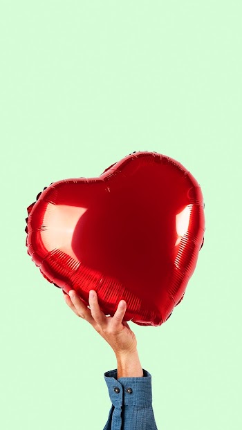 Valentines heart balloon held by a person | Free stock photo | High Resolution image