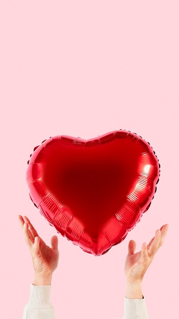 Valentines heart balloon held by a person | Free stock photo | High Resolution image