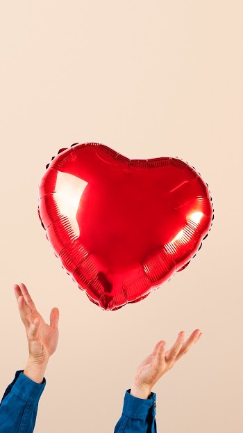 Valentines heart balloon mockup psd held by a… | Free stock photo | High Resolution image