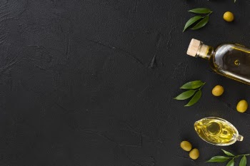 Variety of olive oils with copy space background Free Photo