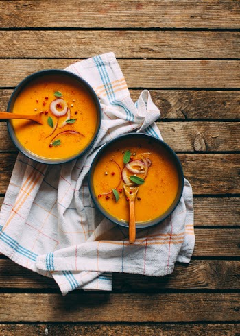 Vegan pumpkin soup with onions 