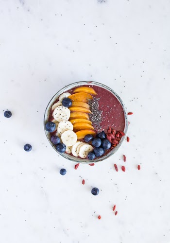 Vegan strawberry smoothie bowl 