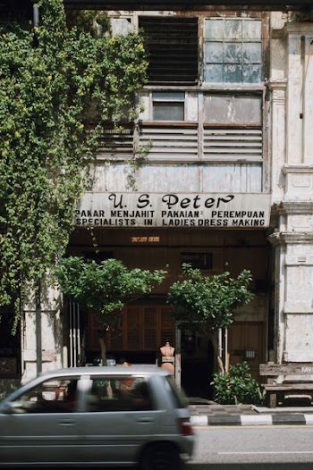 vehicle passing near U.S. Peter store facade