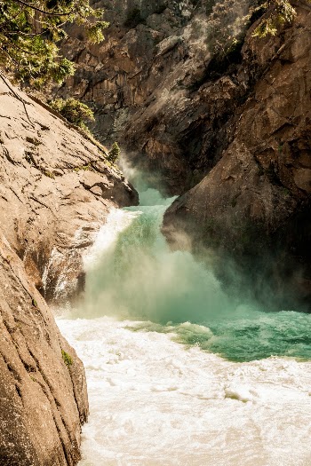 Very Dangerous river with a ton of power. This water is direct snow melt, so it's drinkable. IG: @dbeltwrites and @dustinbeltphotography