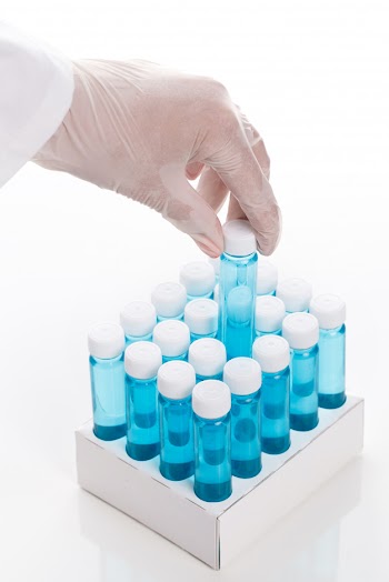 Vial with vaccine Free Photo