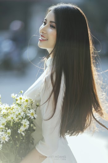Vietnamese girl in Ao Dai holding Chrysanthemum White Breeze