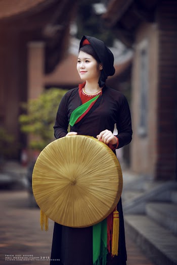 Vietnamese woman in traditional costume