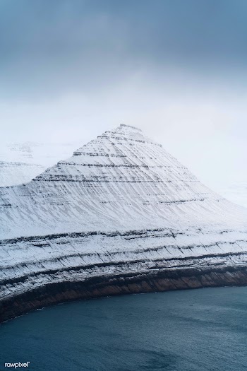 View of snowy Hv&iacute;thamar mountain in the Faroe Islands on a mist.. | Free  photo - 2329676