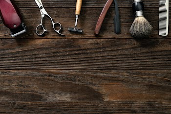Vintage border salon tools on a wooden table… | Free stock photo | High Resolution image
