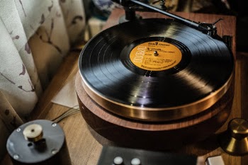 Vinyl record player