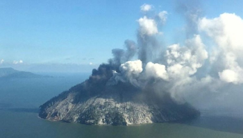 VOLCANO EXPLODES IN PAPUA NEW GUINEA ISLAND "KADOVAR" PEOPLE ARE ...