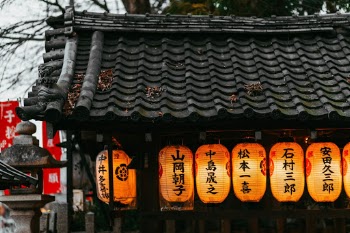 Walking through the streets of Kyoto we stumbled upon another beautiful shrine, Higashi-Tenno (rabbit shrine). The Shinto shrine is dedicated to rabbits. 